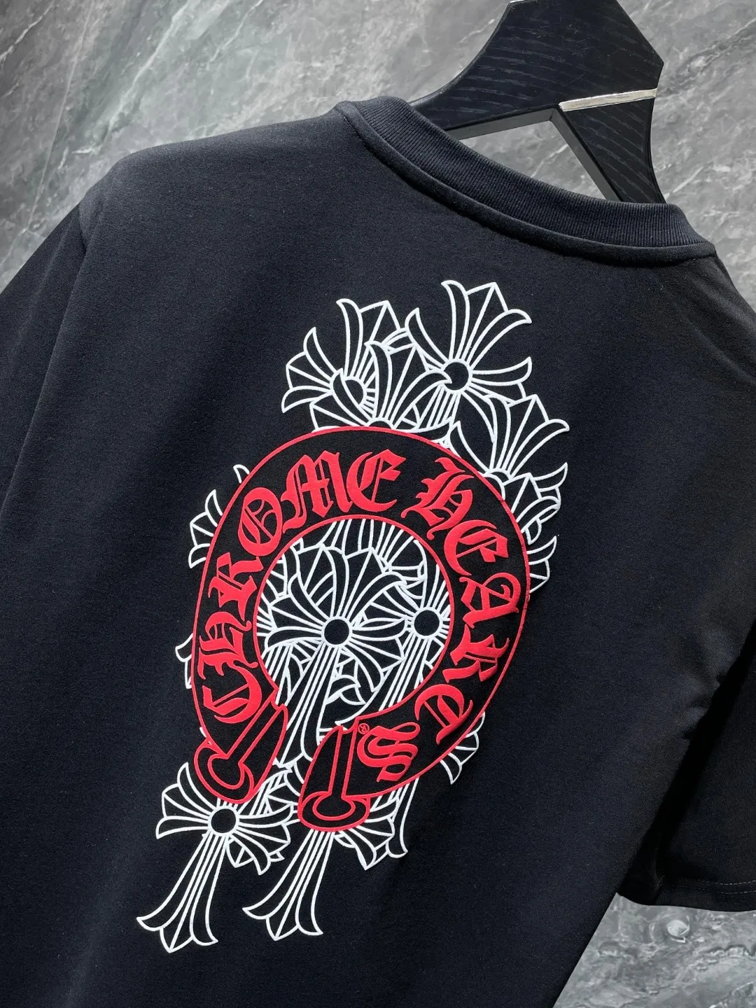 P140 ✨New arrival✨ Chrome Hearts 25ss High gram weight environmentally friendly high-quality top fabric 260g~270g Chrome classic phantom cross group red horseshoe short sleeves Imported environmentally friendly glue printing and dyeing Counter synchronization 1:1 replica version 🌈Recommended colors: black white pink 🌈 Size: S, M, L, XL